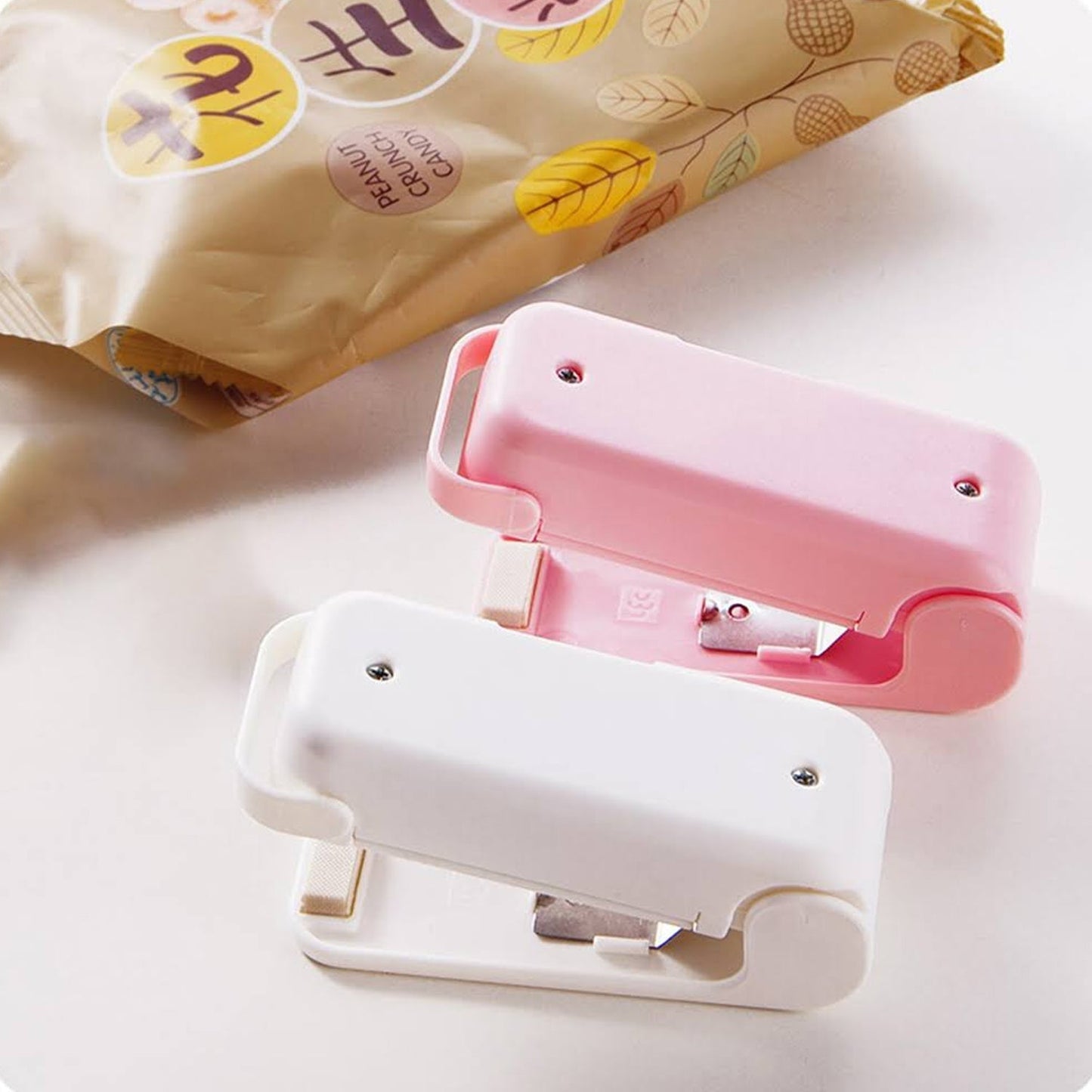 Portable Mini Handheld Heat Sealing Machine for Plastic Bags – Battery Operated (2 AA, Not Included)