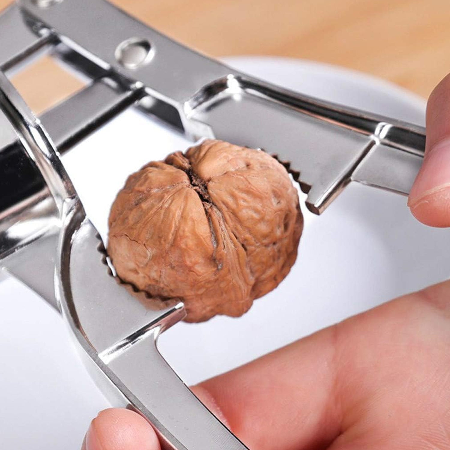 2-in-1 Premium Garlic Press & Walnut Cracker – Heavy-Duty Alloy Masher (1 Pc)